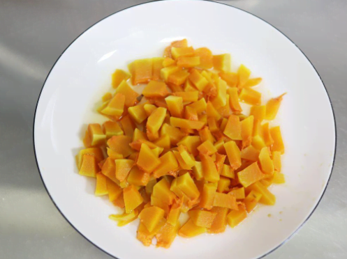 2個(gè)雞蛋做11杯蛋糕，不打發(fā)雞蛋不放黃油，拌一拌就烤蓬松暄軟